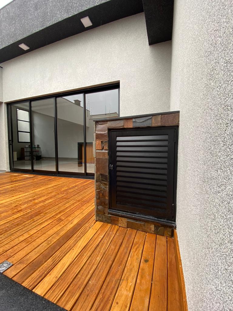 Deck de madeira com portas de correr de vidro