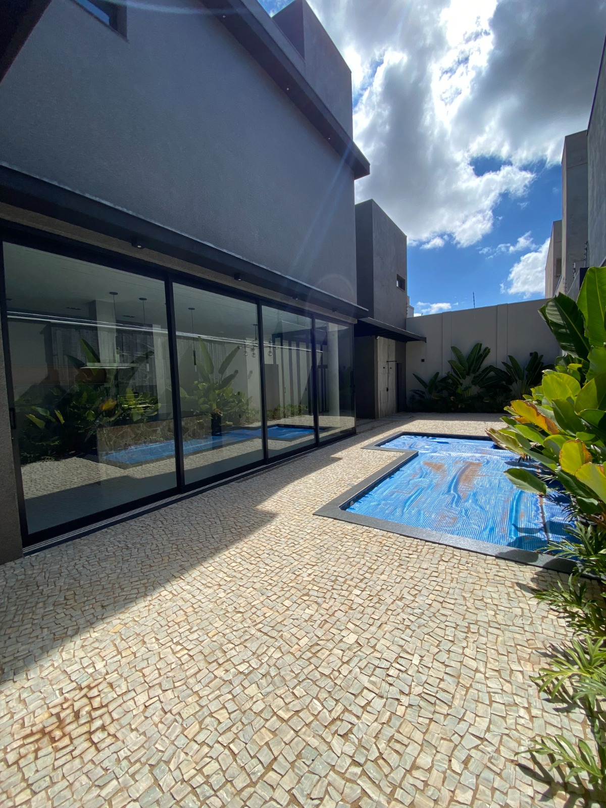 Fachada com esquadrias de vidro e piscina — projeto Leandro Esquadrias