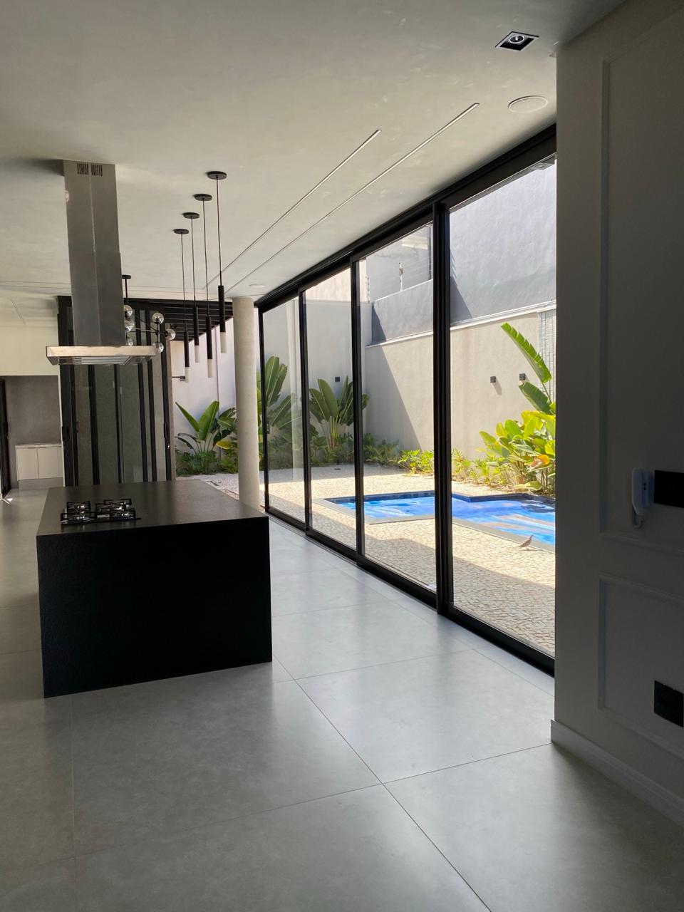 Cozinha integrada com portas de vidro para o jardim