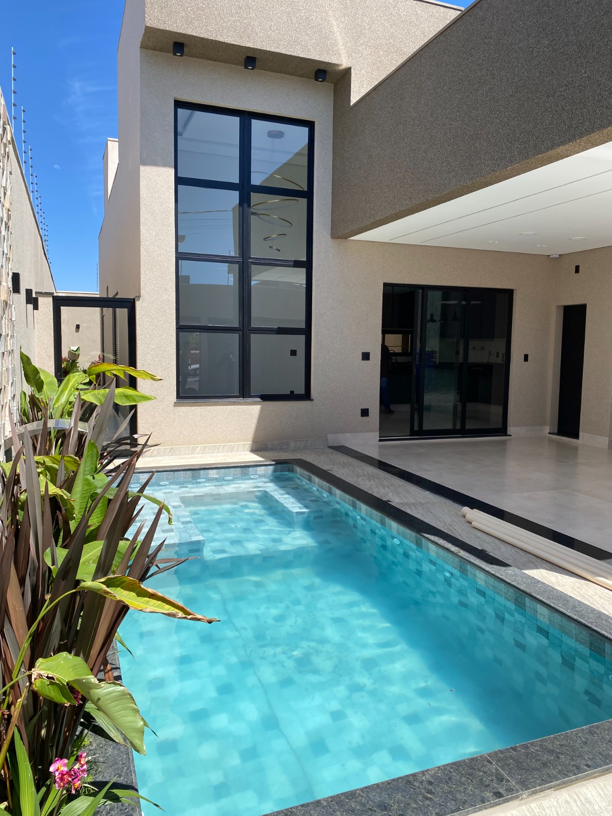 Piscina e janelas amplas com perfil preto